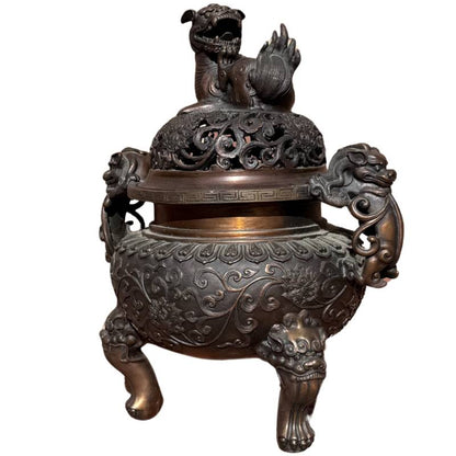 Chinesischer bronzener Räucherstäbchenbrenner mit floralen Gravuren