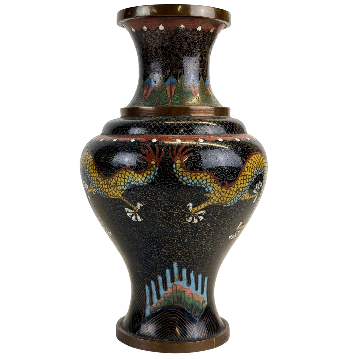 Detail des archaischen Drachendekors auf einer chinesischen Cloisonné-Vase