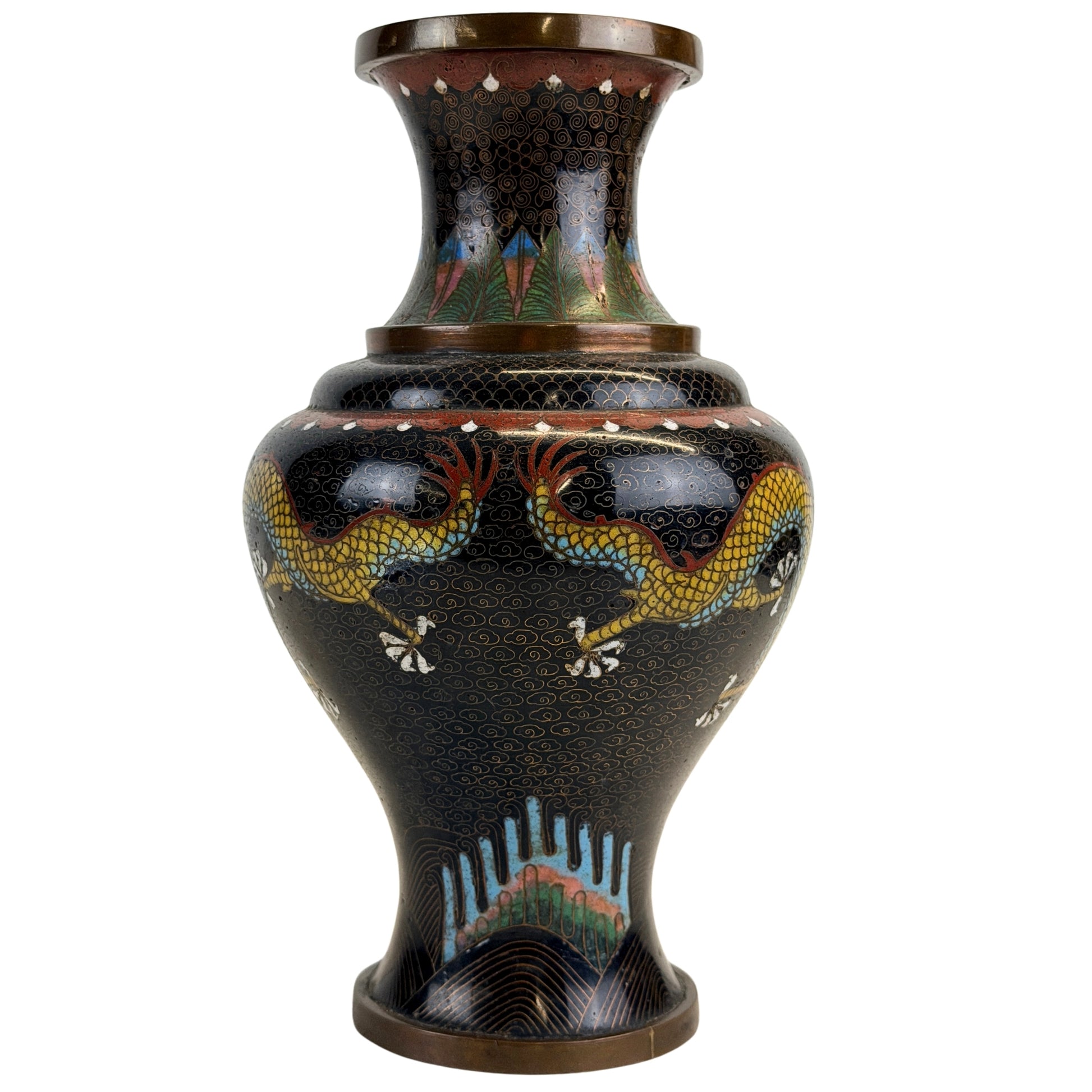 Detail des archaischen Drachendekors auf einer chinesischen Cloisonné-Vase