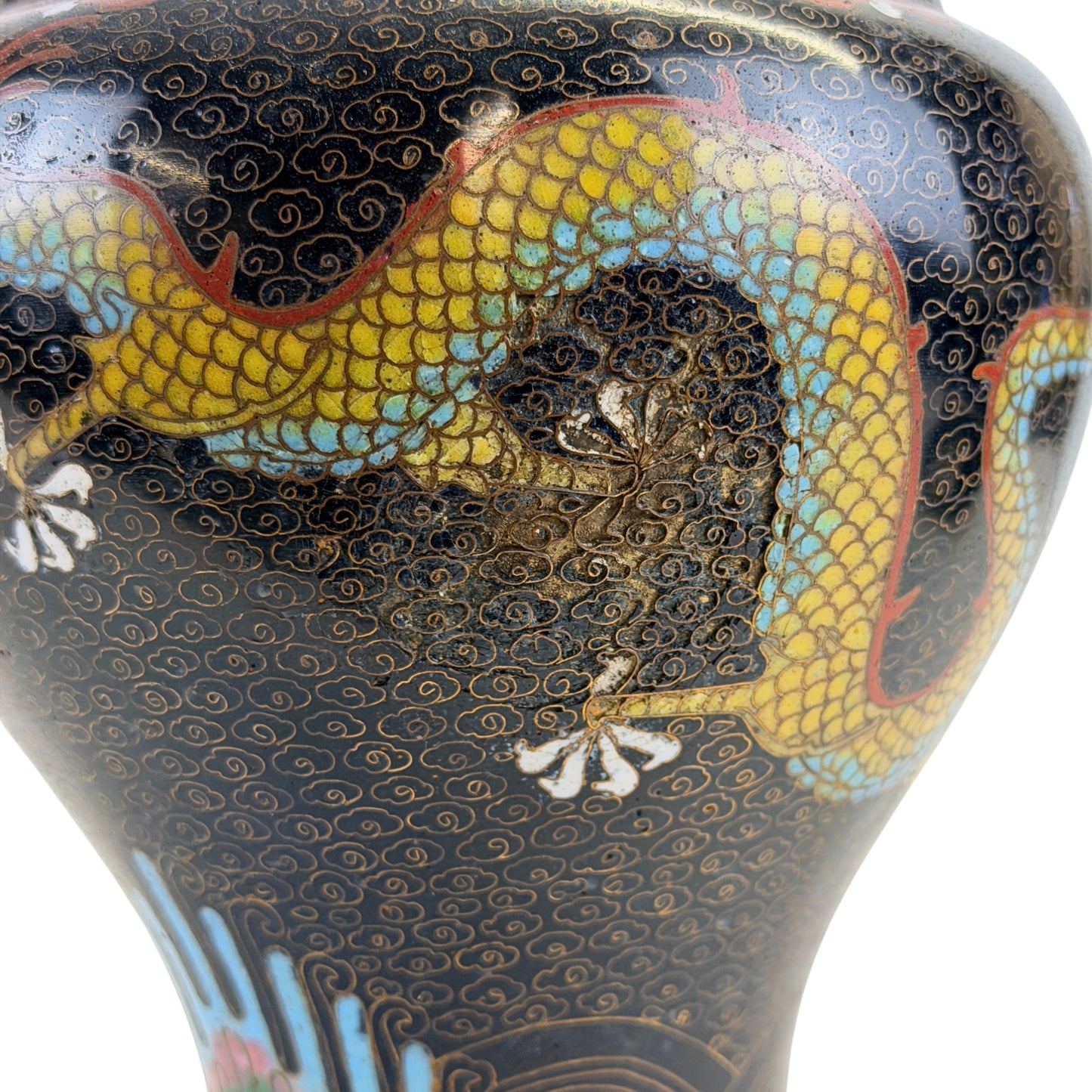 Detail von Dekor und Email auf chinesischer Cloisonné-Vase