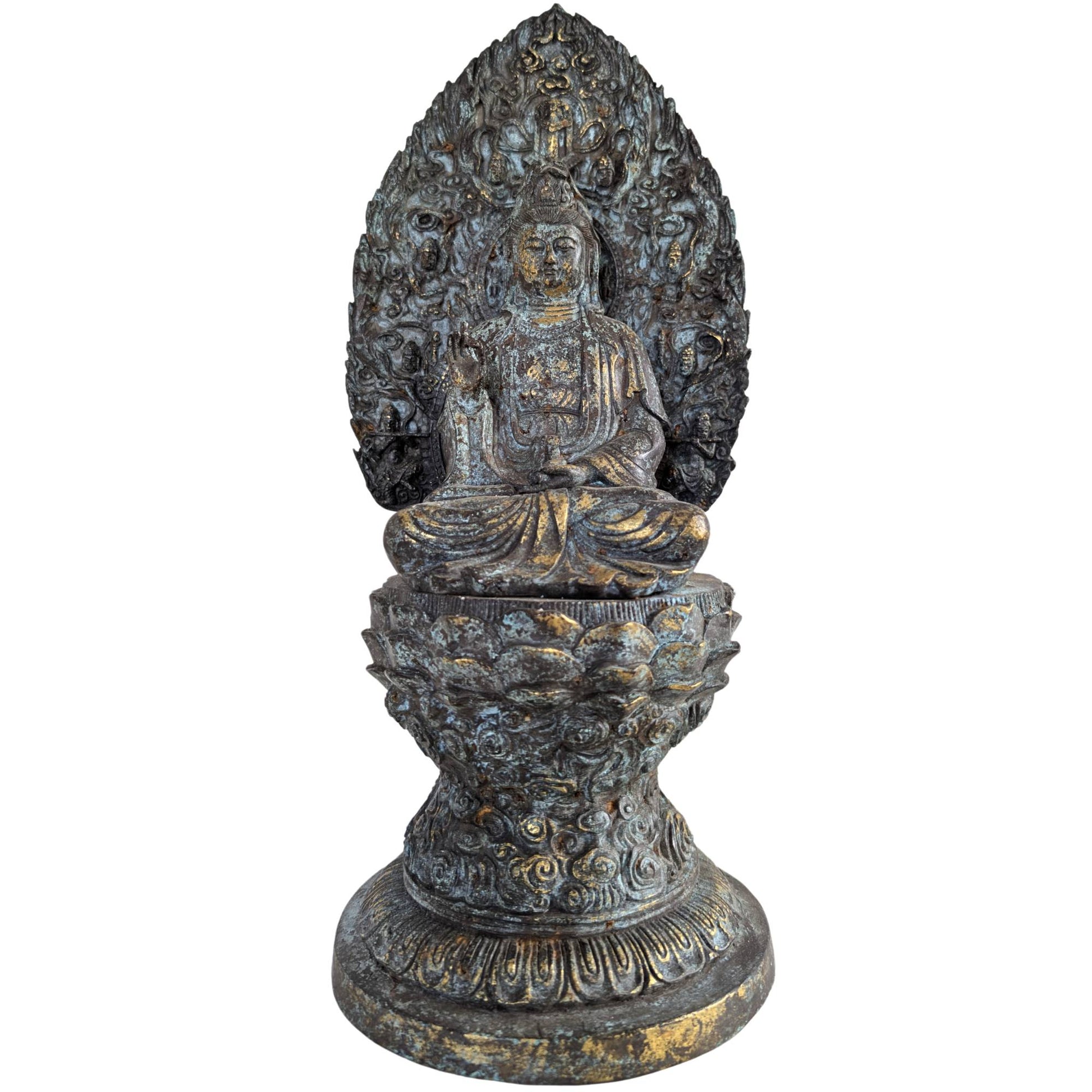 Vorderansicht einer 36,5 cm hohen Guanyin-Bronzestatue auf einem reich verzierten Lotussockel.