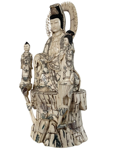 Chinesische Guanyin sitzt zwischen Lotusmotiven und reich geschnitzten Ornamenten