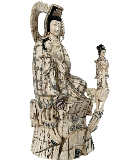 Chinesische Guanyin mit Shancai und Longnü in traditioneller buddhistischer Darstellung
