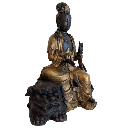Sitzende Guanyin auf einem chinesischen Bronzelöwen