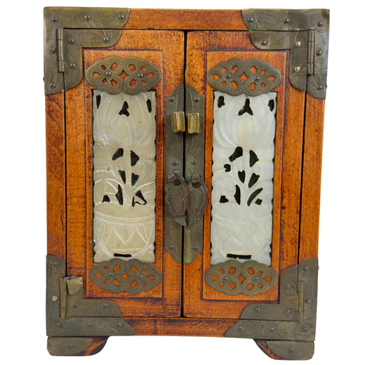Chinesische Holzschmuckschatulle mit geschnittenen hellgrünen Steinplatten und messingfarbener Beschlag