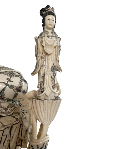 Kwan Yin Darstellung inspiriert von traditioneller chinesischer buddhistischer Tempelkultur