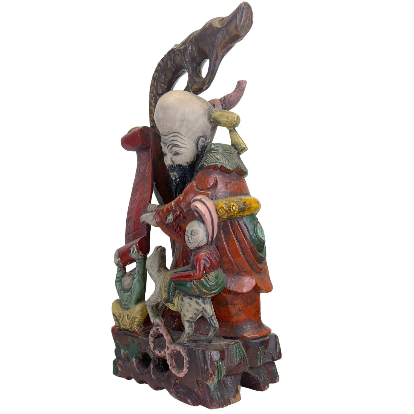 Seitenansicht der Skulptur, die die tiefen Ausschnitte und die raffinierte Form der Drachenarchitektur über der Gottheit zeigt.
