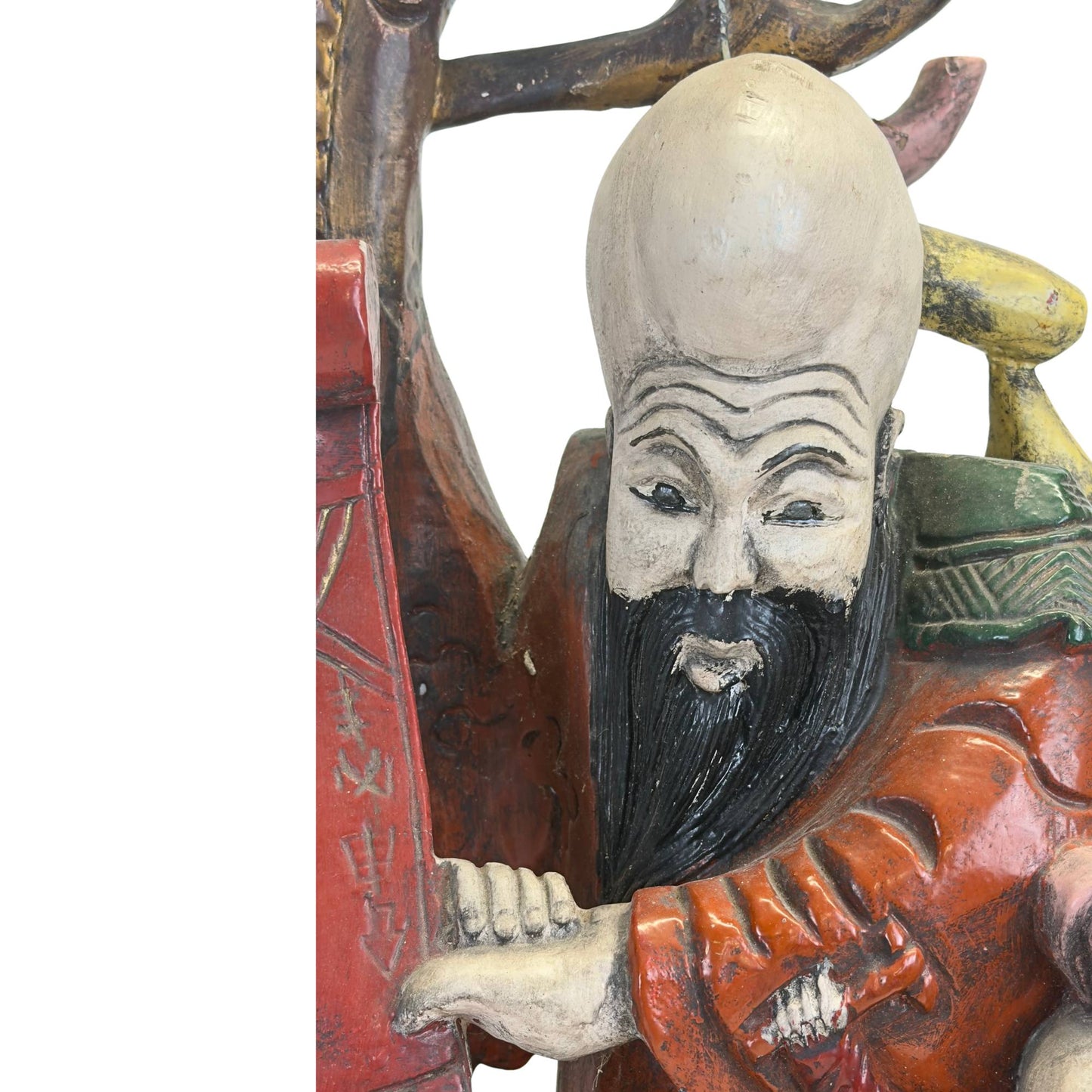 Nahaufnahme von Shoulaos gelassenem Gesicht mit seiner markanten hohen Stirn, einem Symbol für Weisheit und ein langes Leben.