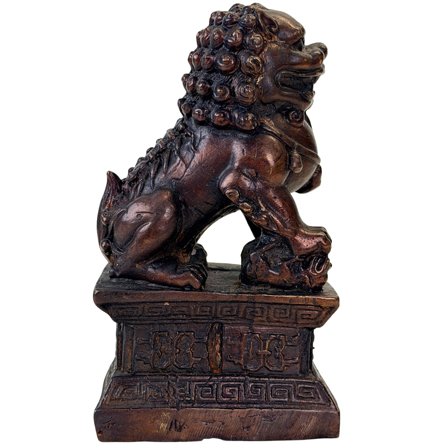 Chinesischer Foo Dog im Profil mit dicht gelockter Mähne und dunkel rotbrauner Patina