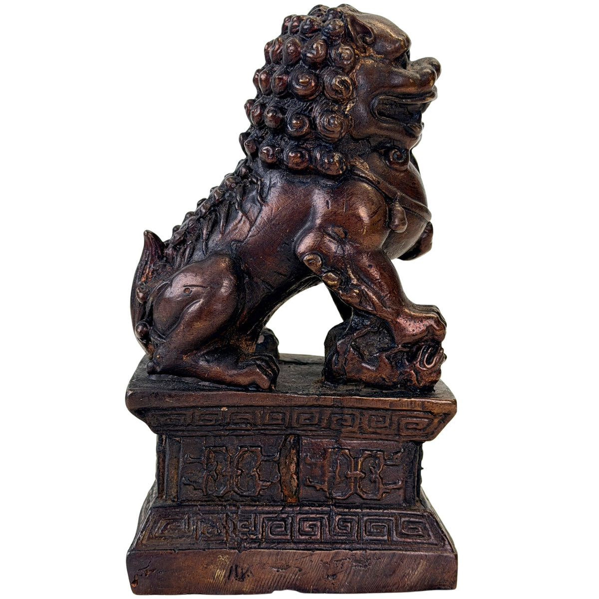 Chinesischer Foo Dog im Profil mit dicht gelockter Mähne und dunkel rotbrauner Patina