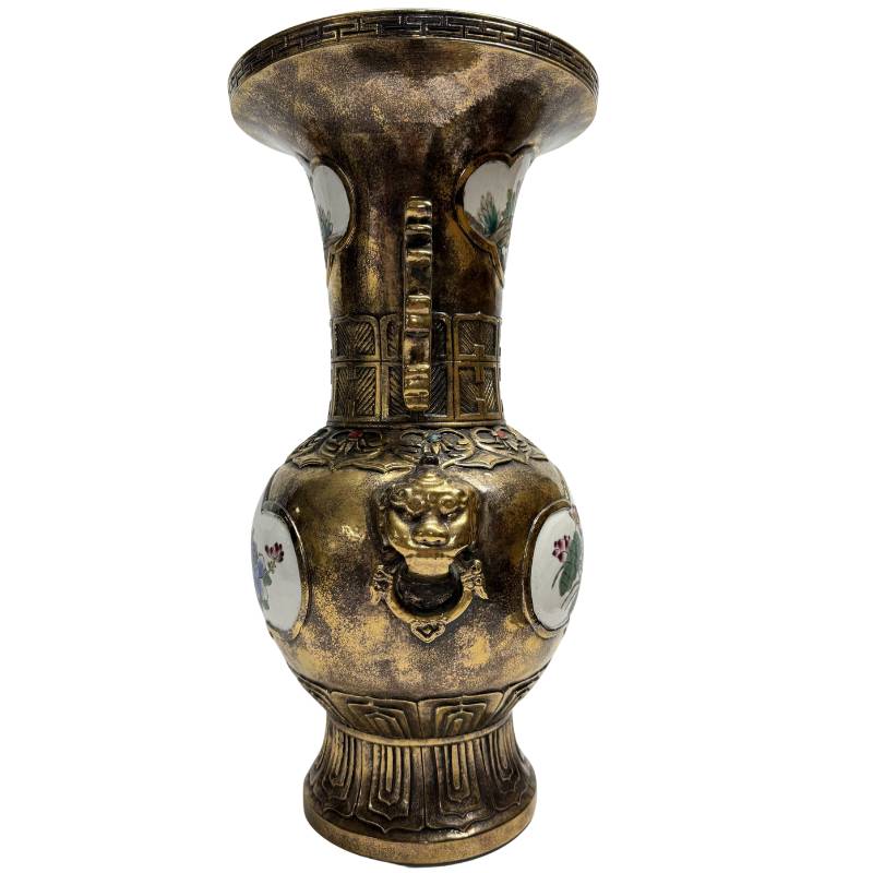 Detail der Metallverarbeitung am Hals einer chinesischen Vase