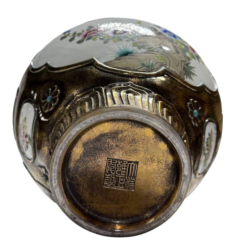 Detail der Reliefstruktur eines chinesischen Metallvasen