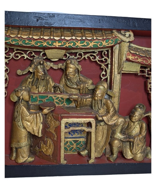 Chinesisches Holzschnitzbild mit zentralem Tisch und Gelehrten, Qing-Zeit