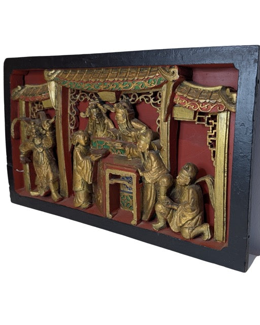 Vergoldete chinesische Holzschnitzerei mit Figuren unter einem Pavillon, Qing-Zeit