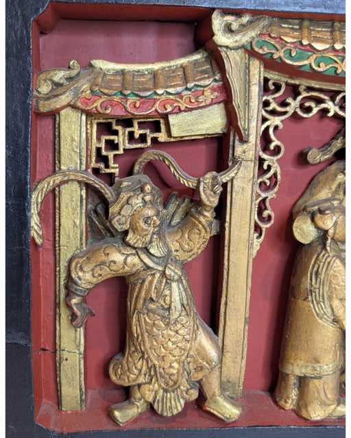 Chinesische vergoldete Holzvertäfelung mit stehender Figur, Qing-Zeit