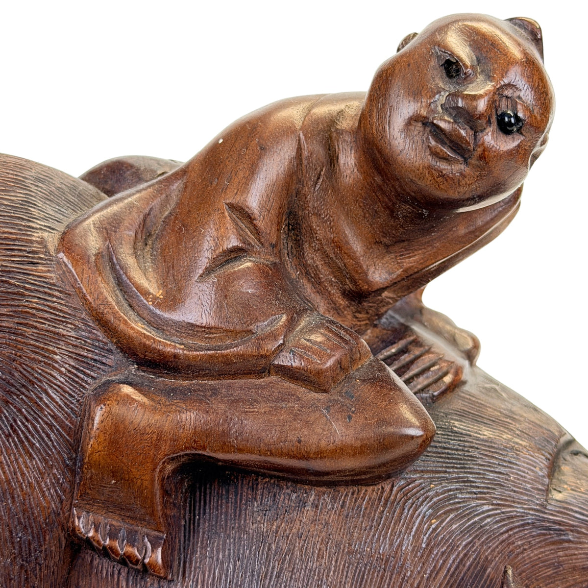 Close-up van donkere patina en snijwerk op Chinese hardhouten waterbuffel