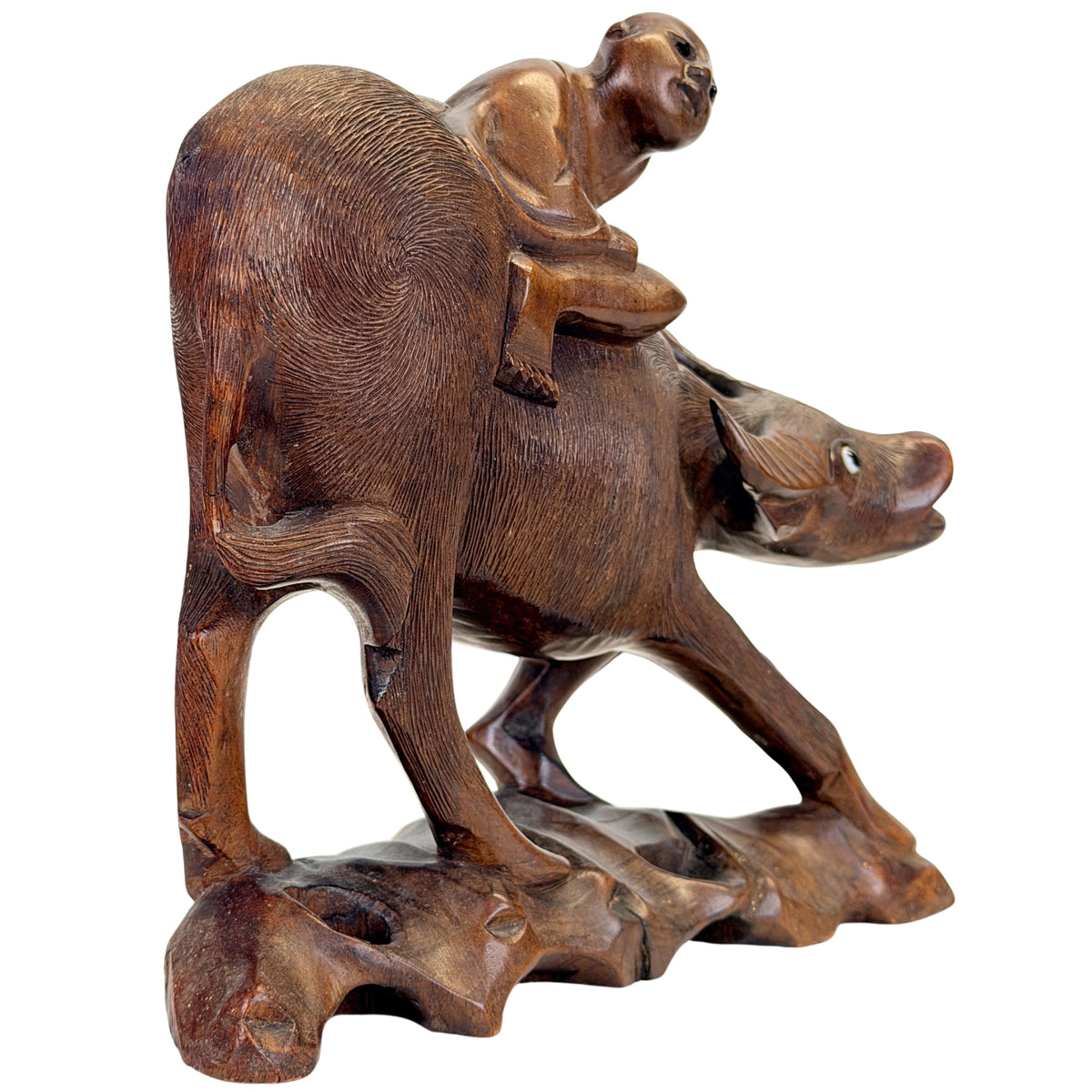 Detail van opengewerkte houten sokkel onder Chinese waterbuffel met herdersjongen