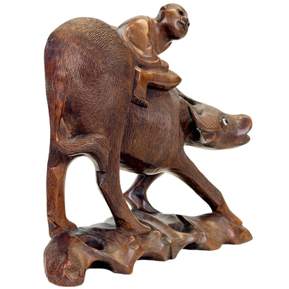 Detail van opengewerkte houten sokkel onder Chinese waterbuffel met herdersjongen