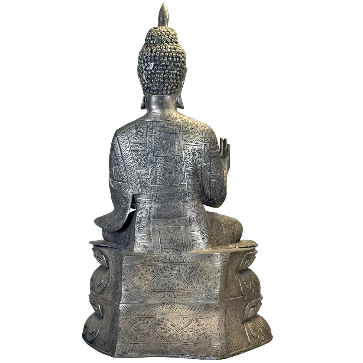 Rückansicht der ganzen Buddhafigur mit durchgehend gemustertem Gewand und ornamentierten Sockelbändern.