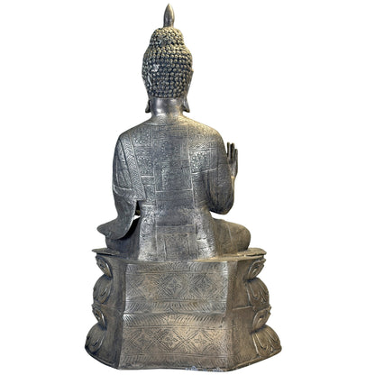 Rückansicht der ganzen Buddhafigur mit durchgehend gemustertem Gewand und ornamentierten Sockelbändern.