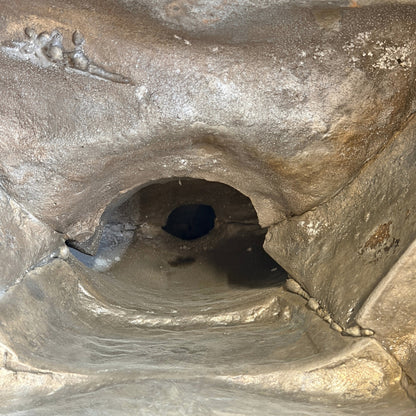 Die zentrale Öffnung im Inneren des Buddha mit unregelmäßigen Kanten und sichtbaren Nähten der verbundenen Teile.