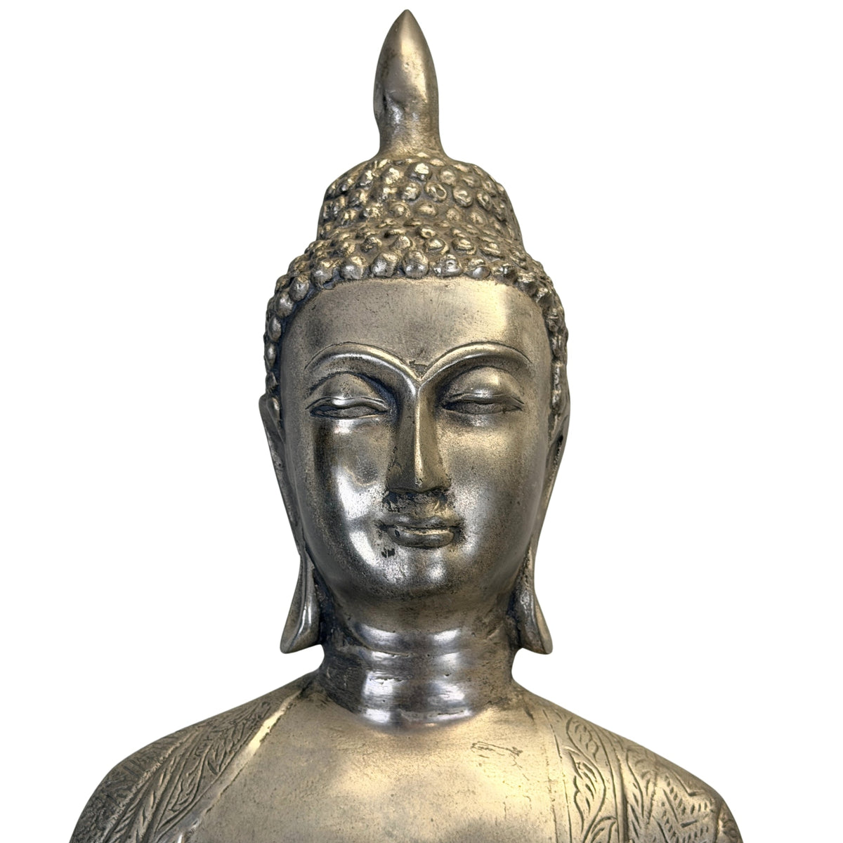 Das Gesicht des Buddha von vorn: gesenkte Augenlider, lange Ohrläppchen und lockiges Haar unter einer Spitze.