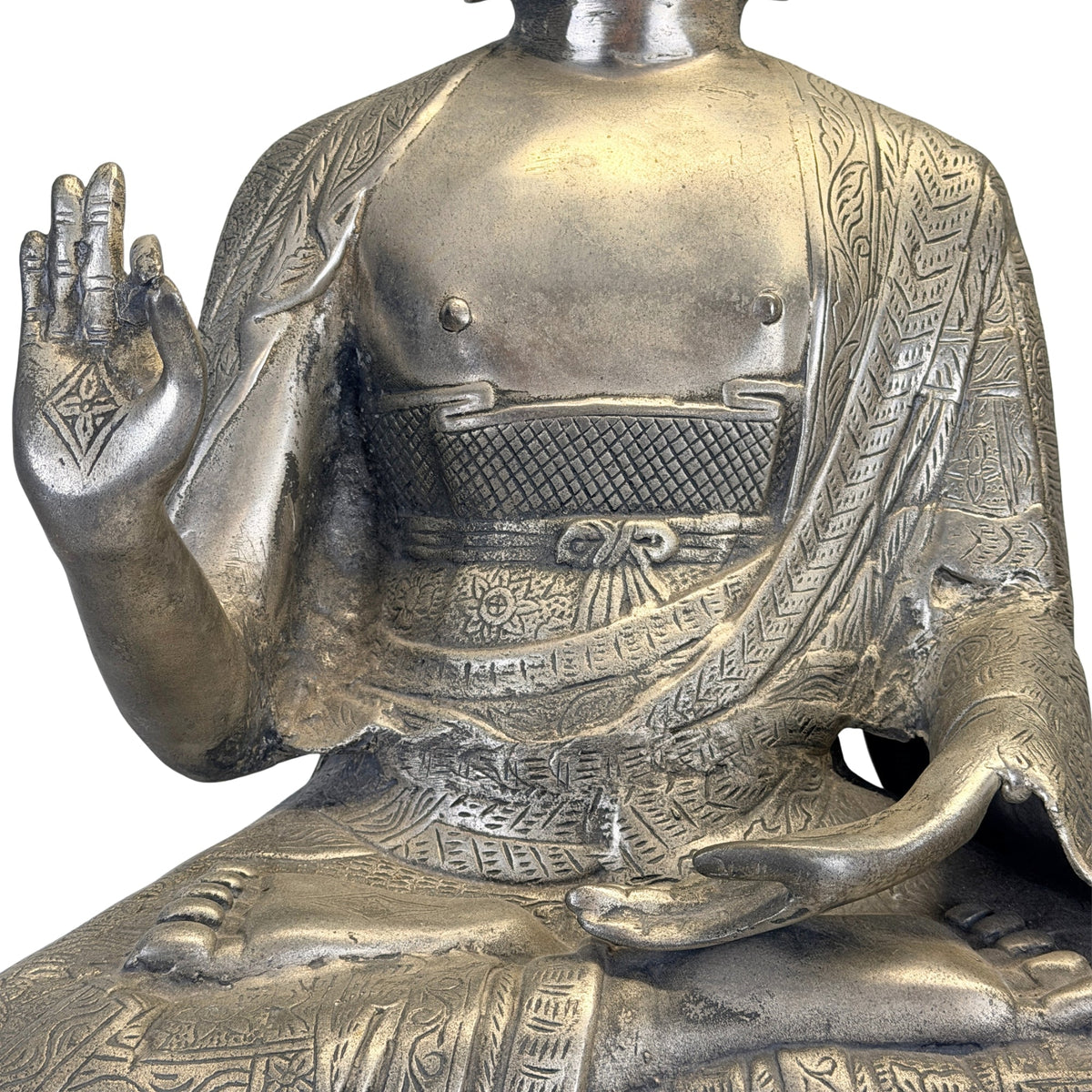 Oberkörper und Hände des Buddha, mit verzierter rechter Handfläche und gemustertem Gewand über den gekreuzten Beinen.