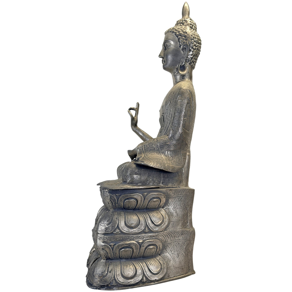Linke Seitenansicht der vollständigen Buddhafigur: langer Gewandärmel, vorgestreckte Handgeste und vierstufiger Lotussockel.