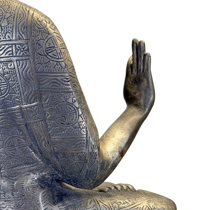Detail von hinten mit dem Rücken der erhobenen rechten Hand und den runden Ornamenten am Ärmel.