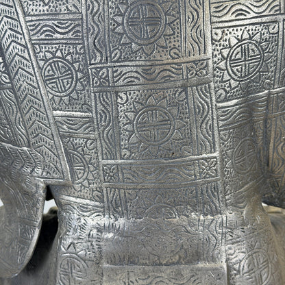 Das Rückengewand im Detail mit kreisförmigen Ornamenten, rechteckiger Felderteilung und Wellenbändern.