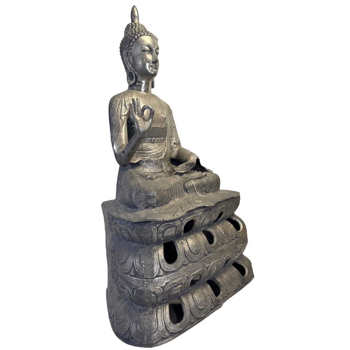 Dreiviertelansicht von der rechten Seite des Buddha mit Handgeste und hohem, durchbrochenem Sockel.