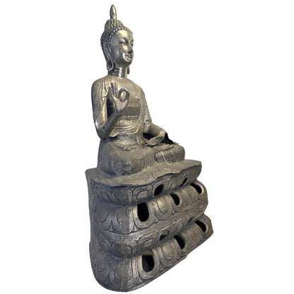 Dreiviertelansicht von der rechten Seite des Buddha mit Handgeste und hohem, durchbrochenem Sockel.