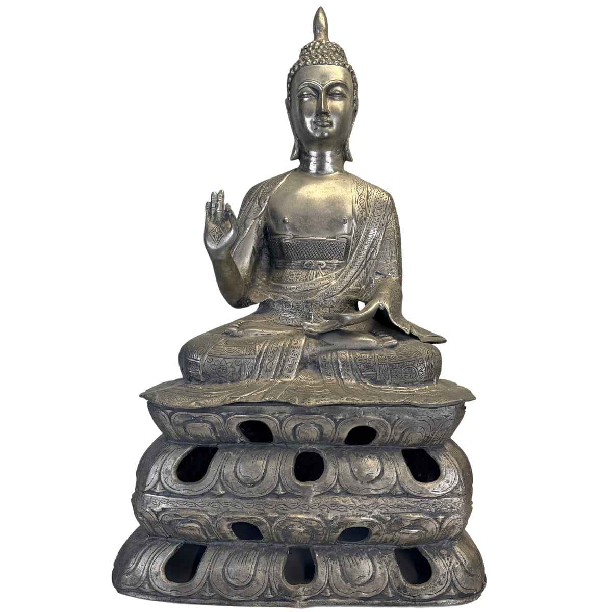 Frontalansicht des sitzenden Buddha mit erhobener rechter Hand und durchbrochenem, mehrstufigem Lotussockel.