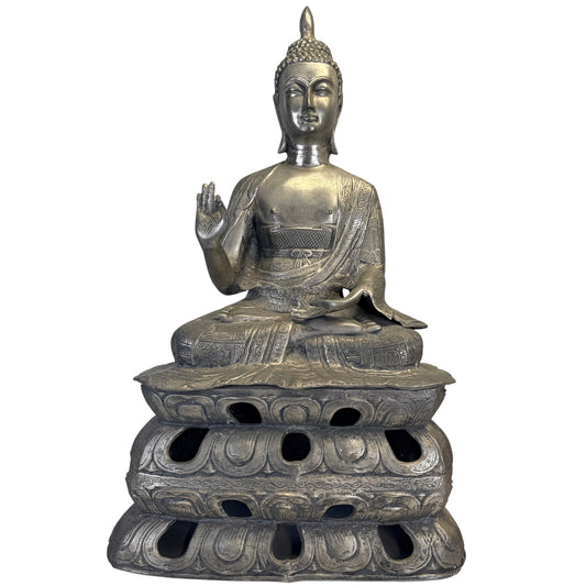Frontalansicht des sitzenden Buddha mit erhobener rechter Hand und durchbrochenem, mehrstufigem Lotussockel.