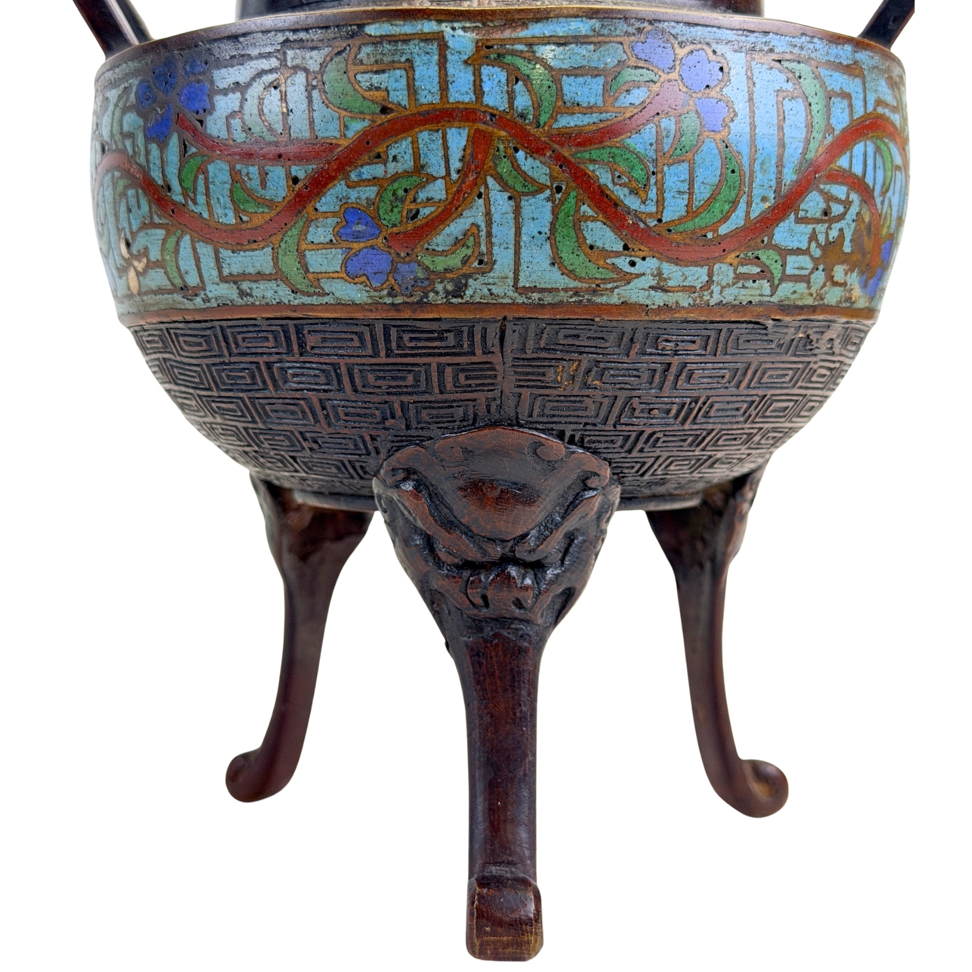 Detail von polychromem Cloisonné und Tiermaske am Bein des chinesischen Räuchergefäßes
