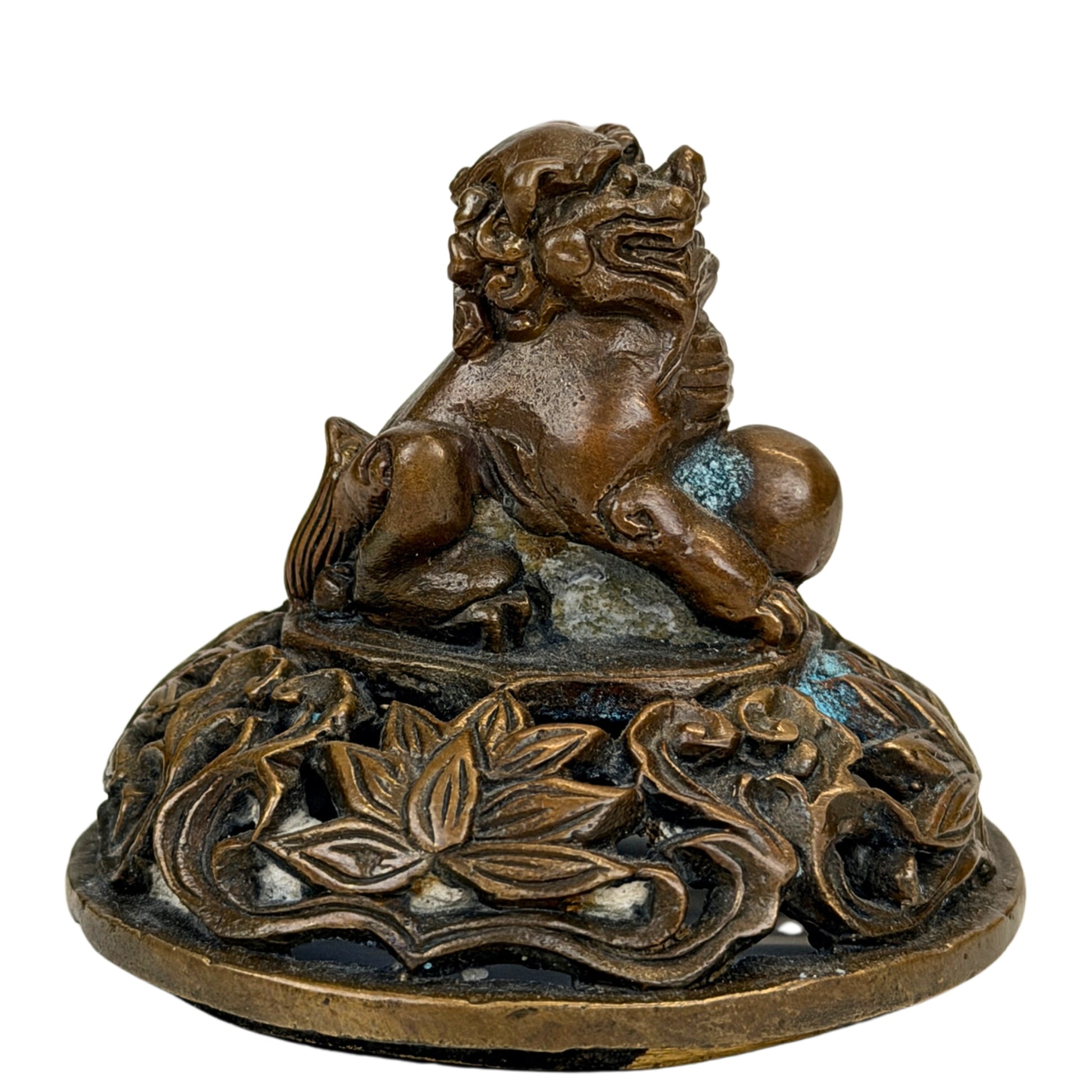 Rückseite des chinesischen Wächterlöwen auf dem Lotusdeckel