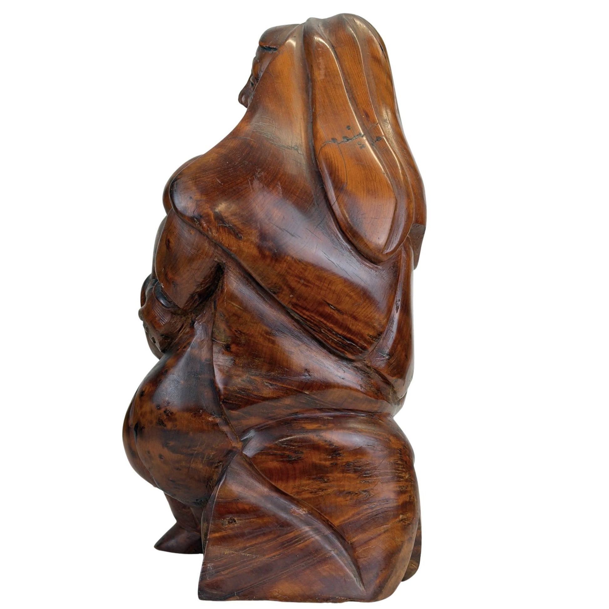 Handgeschnitzte Madonnenstatue aus der christlichen Kunsttradition