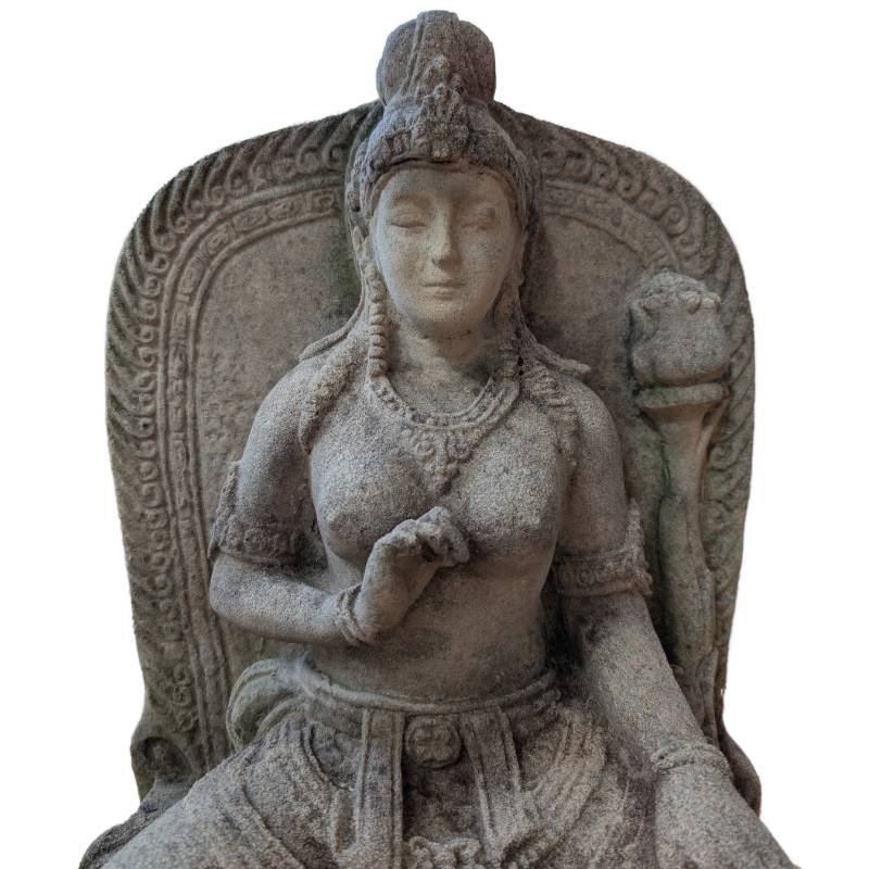 Nahaufnahme des friedvollen Gesichts der Tara-Sandsteinskulptur