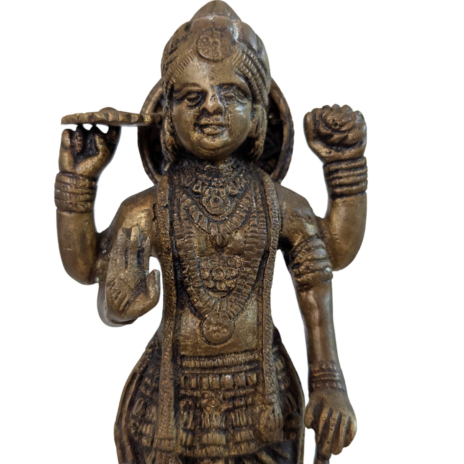Detailansicht des Gesichts und der Krone des alten südindischen Vishnu