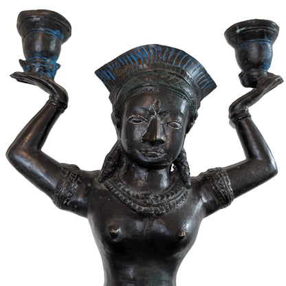 Close-up des ruhigen Gesichts einer Yakshi aus Bronze