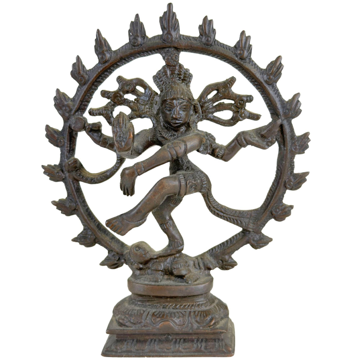 Komaptes bronzen Shiva Nataraja-Statue aus Indien mit dunkler Patina und kosmischer Tanzhaltung.