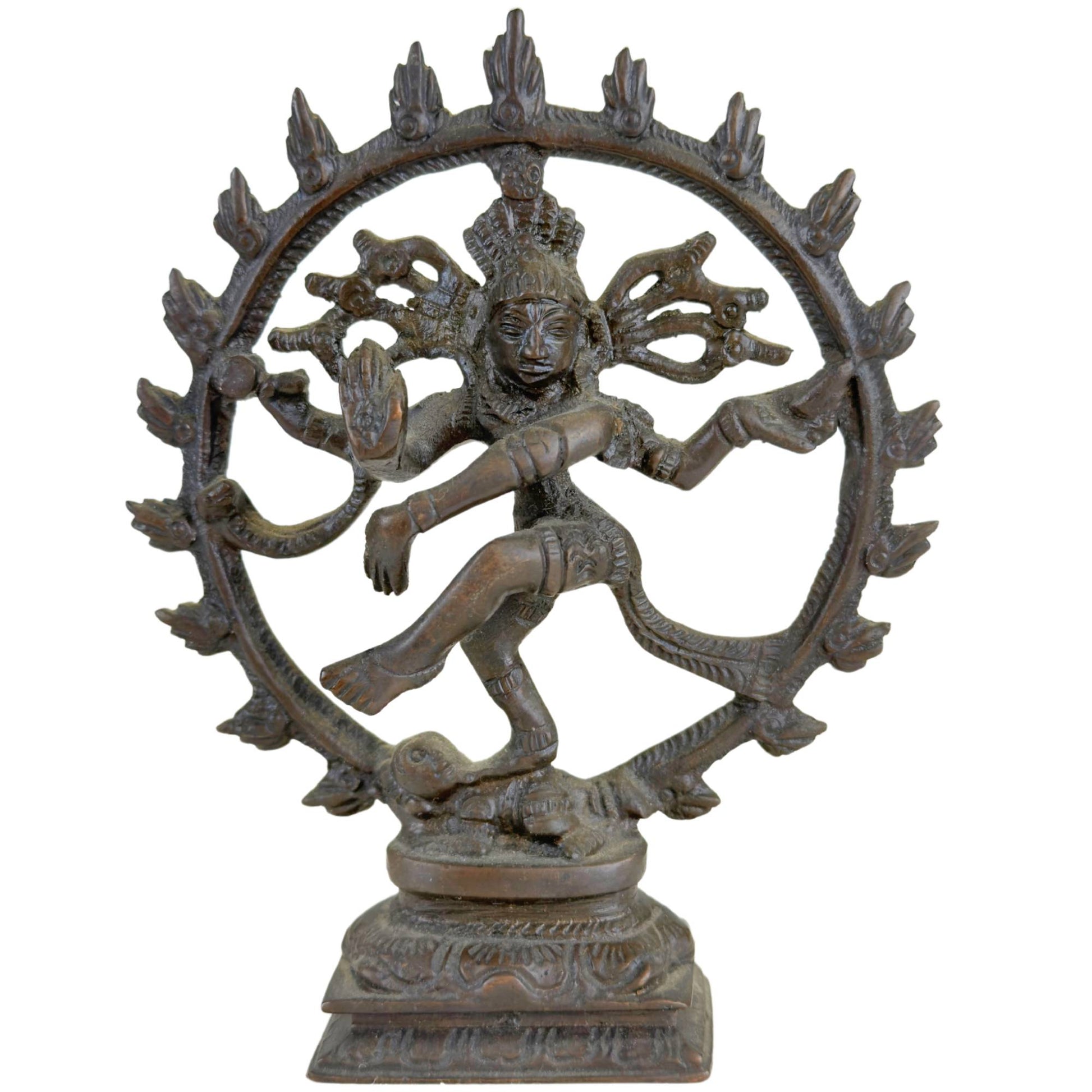 Kompakte Bronzestatue von Shiva Nataraja aus Indien mit dunkler Patina und kosmischer Tanzpose