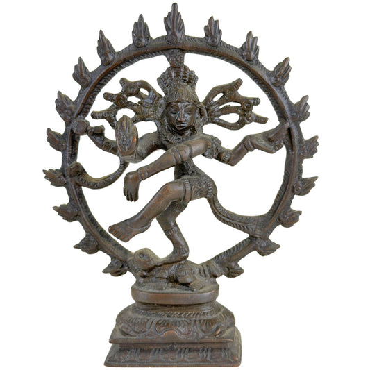 Kompakte Bronzestatue von Shiva Nataraja aus Indien mit dunkler Patina und kosmischer Tanzpose