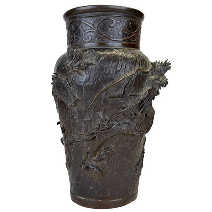 Die 'Dai Nippon' (Groß Japan) Signatur auf der Unterseite einer Meiji-Vase.