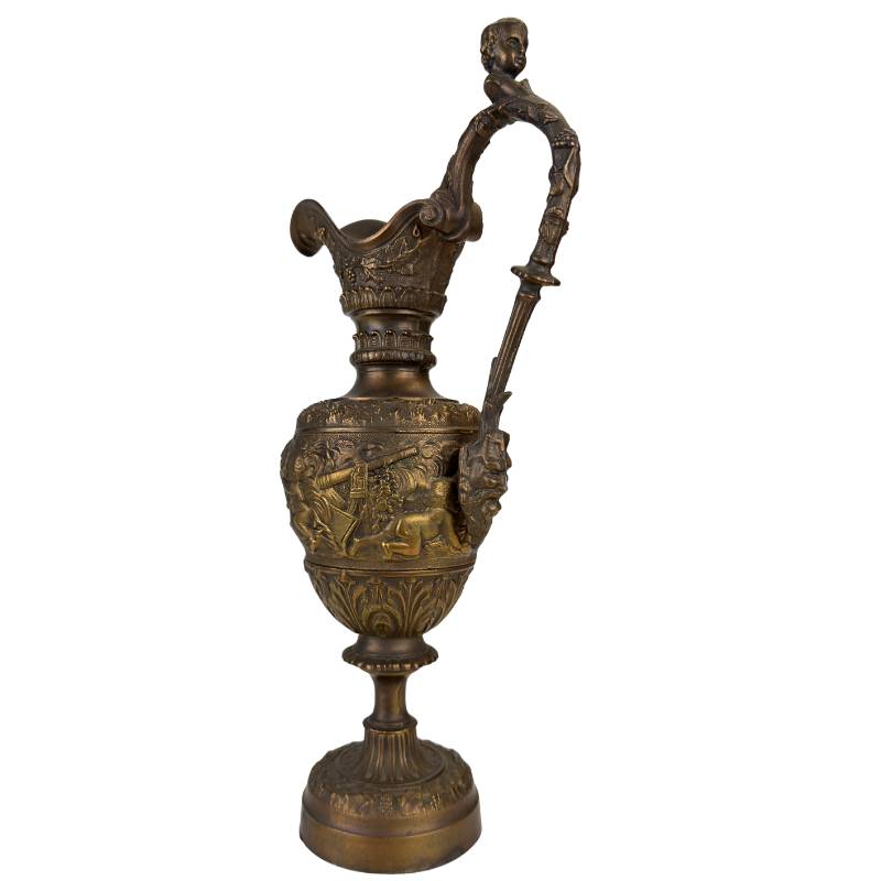 Dekorativer Bronzekrug für klassisches Interieur mit Verzierungen