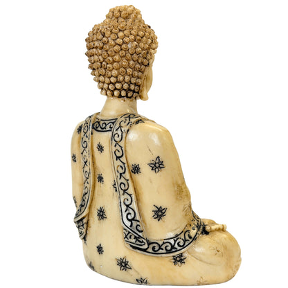 Dekorativer Buddha aus Resin mit cremefarbener Oberfläche und schwarzen Ornamenten – Rückansicht
