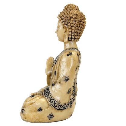 Detail des Gewands und der schwarzen dekorativen Muster am sitzenden Kunstharz-Buddha