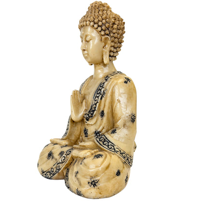 Sitzender Resin-Buddha mit cremefarbener Patina und schwarzen Details – linke Seite
