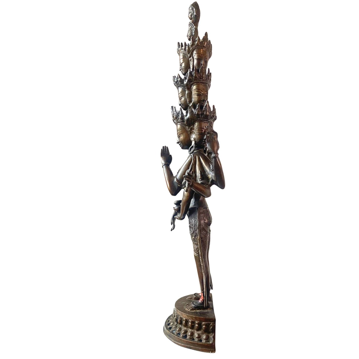 Detail der acht Arme und spirituellen Attribute von Avalokiteshvara