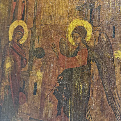 Detail einer orthodoxen Verkündigungsikone mit vergoldeten Heiligenscheinen und traditioneller postbyzantinischer Maltechnik.